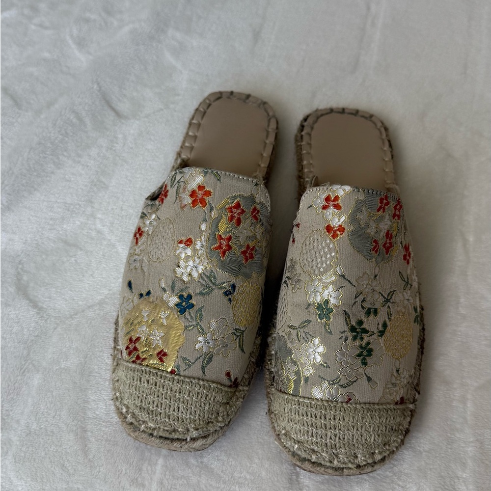Artisanal Cream Mules with Intricate Embroidery